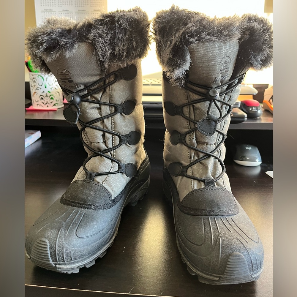 Very lightly worn waterproof women’s Kamik boots. Olive green and black.